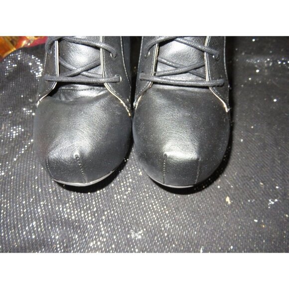 Qupid Puffin Black Leatherette Lace Up Platform Wooden Heel Ankle Bootie sz 8 - Picture 2 of 14